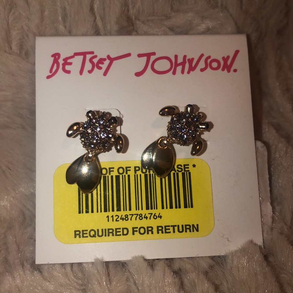 Beaten Johnson cute fish earrings